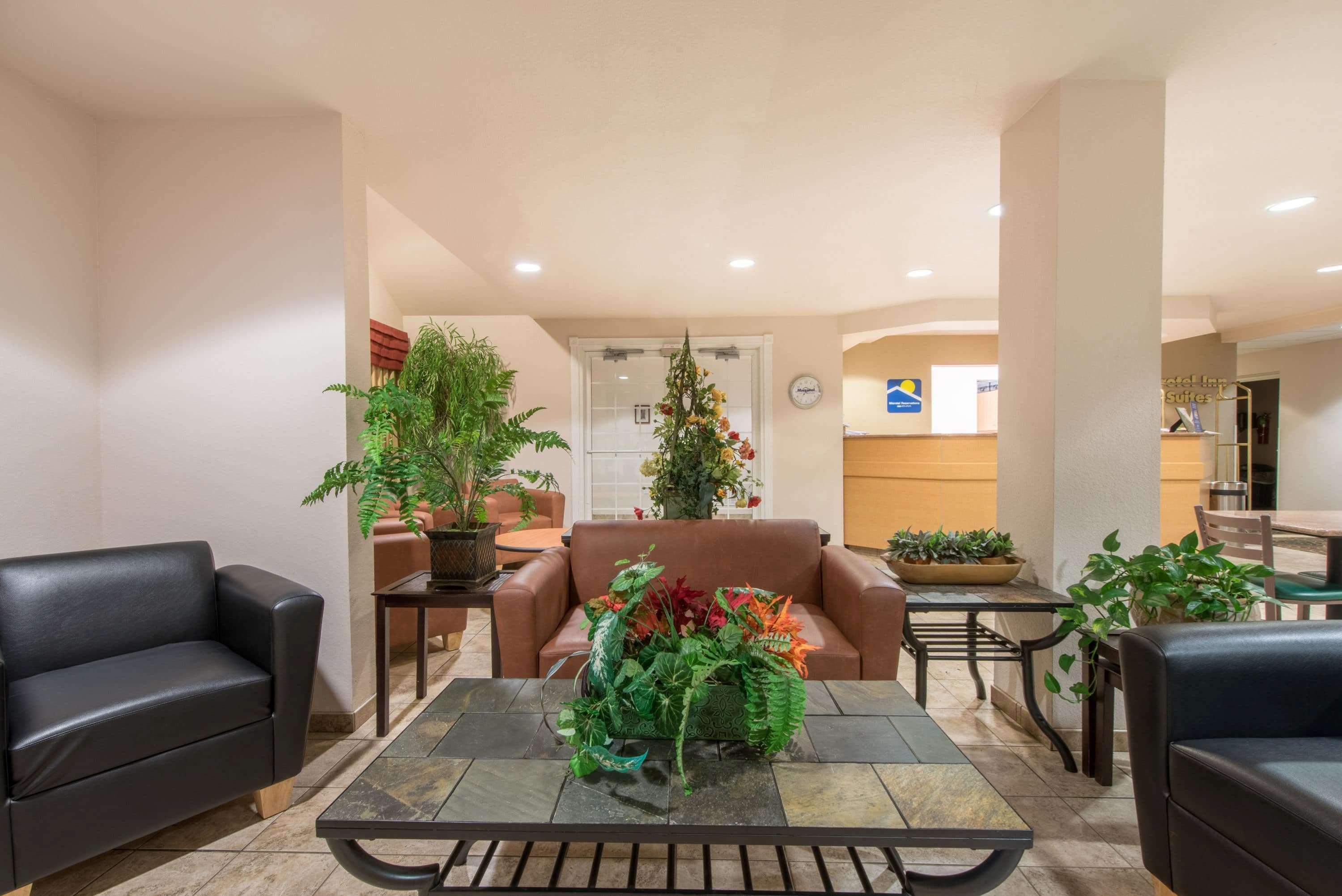 Microtel Inn & Suites By Wyndham Altus Bagian luar foto