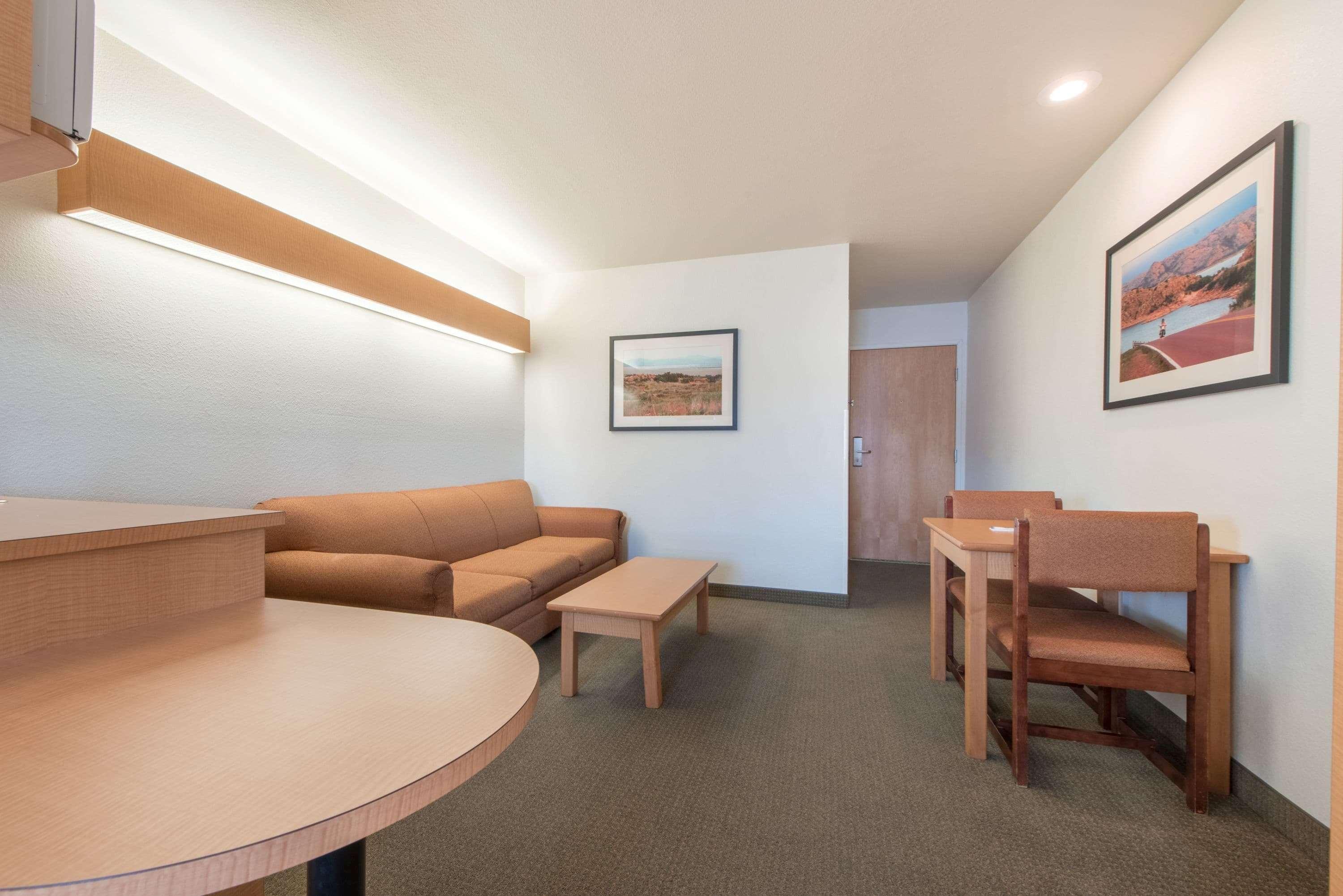Microtel Inn & Suites By Wyndham Altus Bagian luar foto