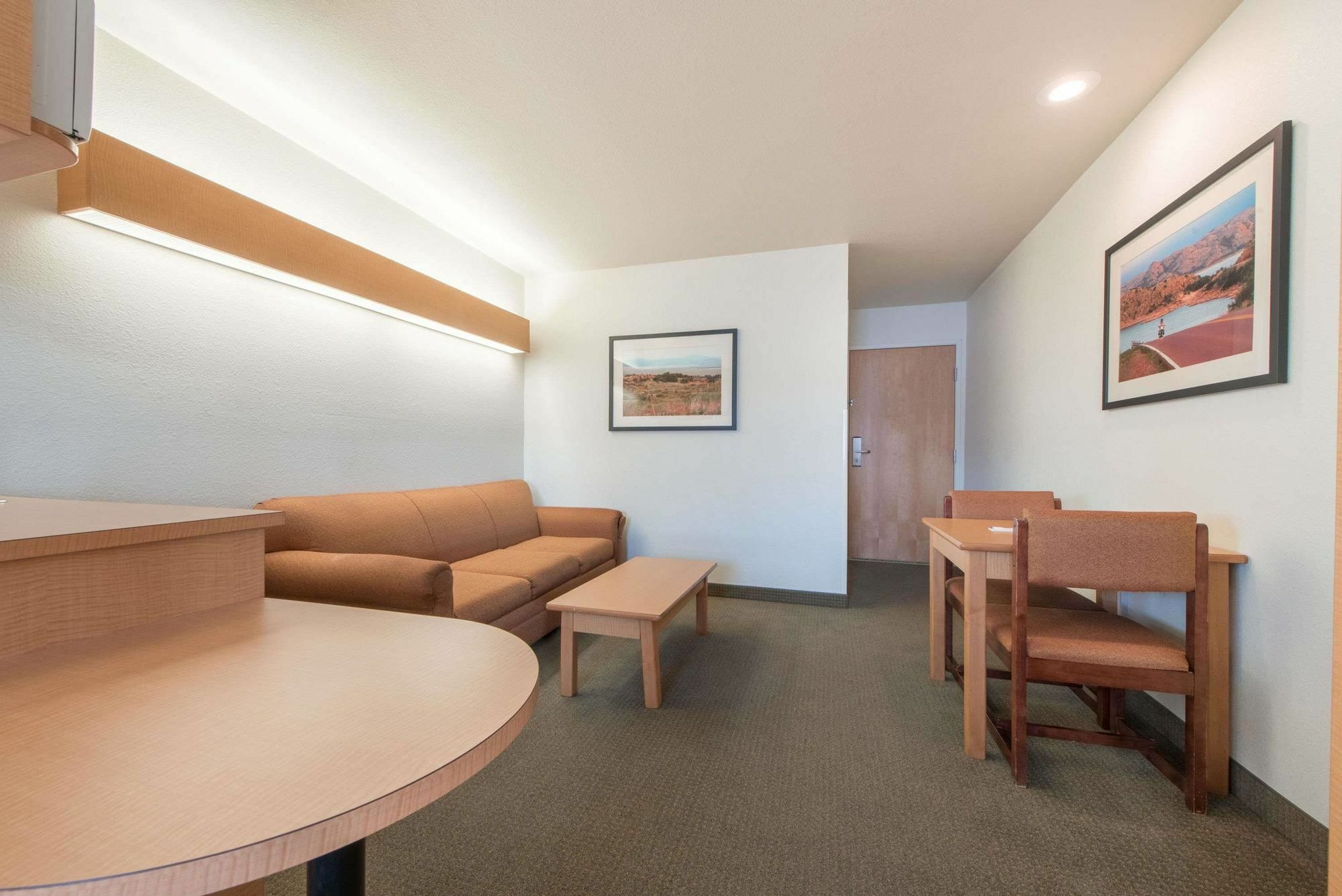 Microtel Inn & Suites By Wyndham Altus Bagian luar foto
