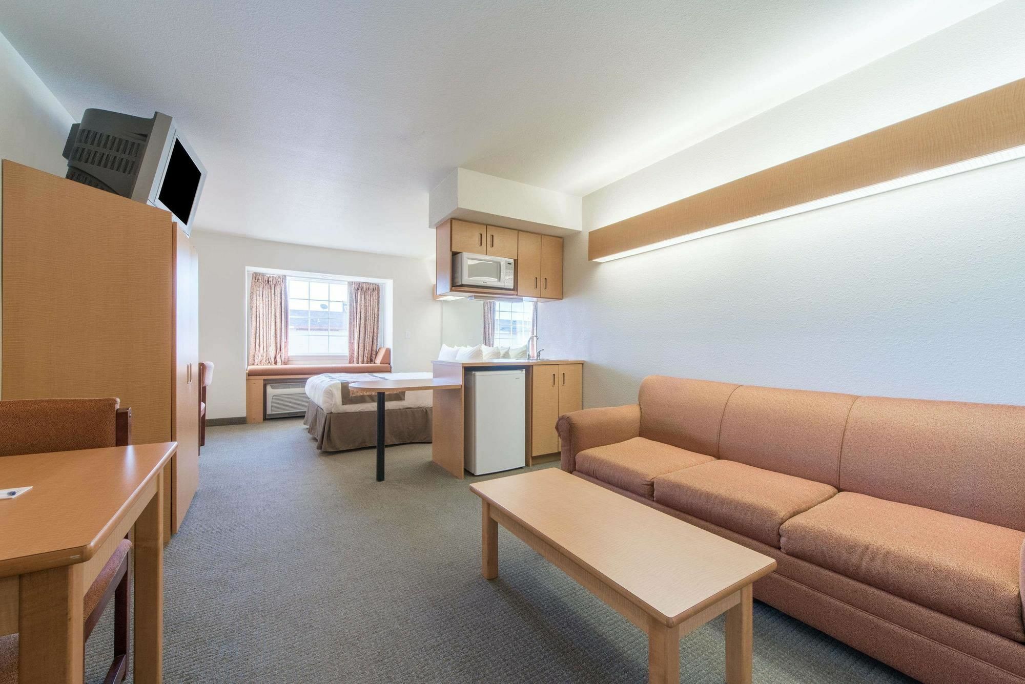 Microtel Inn & Suites By Wyndham Altus Bagian luar foto